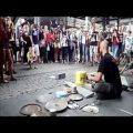 عکس استعداد بی نظیر نوازنده ساز کوبه ای در خیابان