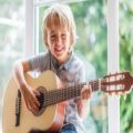 عکس آموزش گیتار|آموزش گیتار کلاسیک|آموزش گیتار به کودکان( کشش چنگ )