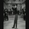 عکس رقص و شیرین کاری چارلی چاپلین با آهنگ معروفش