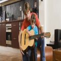 عکس آموزش گیتار|آموزش گیتار به کودکان|نواختن گیتار پاپ ( فواصل معکوس )