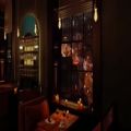 عکس فضای رستوران دنج در نیویورک | موسیقی جاز ریلکس کننده و باران و نورهای شهر
