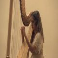 عکس اجرای هنرمندانۀ قطعه‌ای از باخ با چنگ