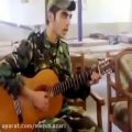 عکس خواندن اهنگ با گیتار سرباز هنرمند