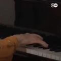 عکس نوازندگی پیانو در ۱۰۷ سالگی