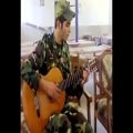 عکس گیتار زدن و خواندن یه سرباز