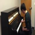 عکس اجرا آهنگ های معروف زنگ موبایل با پیانو