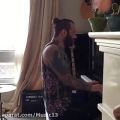 عکس پیانو زدن با آهنگی زیبا