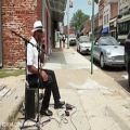 عکس بلوز زدن با ساز دهنی در خیابان به سبک «براندون بیلی»