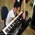 عکس ویدیویی تاثیرگذار از پیانو نواختن یک معلول جسمی