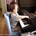 عکس نابغه 11 ماهه پیانو می نوازد!