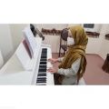 عکس نوازندگی پیانو توسط خانم مبینا جهانیان از هنرجویان استاد علی رفیعی