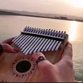 عکس موسیقی زدن کنار دریا با دستگاه موسیقی کالیمبا
