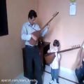 عکس نواختن با ساز قوپوز عاشیقهای آذربایجان توسط کودک تورک