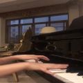 عکس پیانو زدن قسمتی از چند اهنگ توسط کیانا فرهمندی