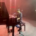 عکس لایو خواندن و پیانو زدن مهراد هیدن در کنسرت لندن زدبازی