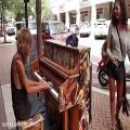 عکس نوازندگی بسیار زیبا با پیانو در خیابان