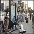 عکس نواختن آهنگ مدرن تاکینگ توسط گروه موسیقی خیابانی در چین