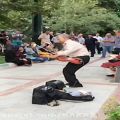 عکس ویولون زنی و رقاصی پیرمرد تو پارک