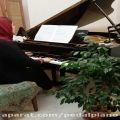 عکس اجرای قطعه ای از چایکوفسگی توسط معصومه جواهری نیا از اساتید آکادمی پیانو پدال