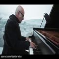 عکس نواختن پیانو در میان انبوهی از یخ