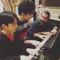 عکس پرواز همای و پسر های نازنینشان در حال نواختن پیانو