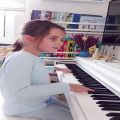 عکس نوازندگی دختر ۷ ساله نابینا