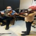 عکس هم نوازی ویولن قطعه سر حال و جنگنده از کتاب LE VIOLON 2