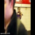 عکس ویولن نوازی دختر در مترو