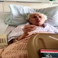 عکس آواز خواندن خواننده 97 ساله موسیقی ایرانی