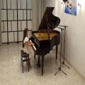 عکس نوازندگی پیانو کودک