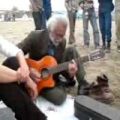 عکس پیرمرد گیتار زن با عشق مینوازد