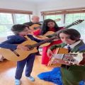 عکس تمرینات گیتار همراه خانواده