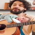 عکس لالایی با گیتار پدر برای بچه