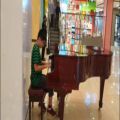 عکس اجرای زنده ۵ قطعه پیانو در مرکز خرید دامون جزیره کیش - آراد اسماعیلی