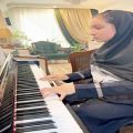 عکس آموزش پیانو | اجرای آهنگ پیری از عارف توسط هنرجوی پیانو نخشبی آکادمی