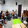 عکس کلاس گیتار گروهی در آموزشگاه موسیقی همراز | تمرین کلاسی هنرجویان گیتار