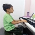 عکس ایلیا کوچک یزدی _ سبز و سفید _ آوای پیانو