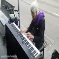 عکس پیر زن نوازنده پیانو دیجیتال در خیابان