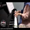 عکس پیانونوازی زیبایی از غزاله هنرجوی آموزشگاه همراز