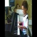 عکس پیانو زدن بچه 7 ساله - اهنگ پلنگ صورتی