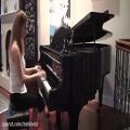 عکس پیانو نوازی عالی دختر جوان