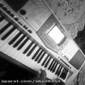 عکس نوازندگی پیانو با کیبورد یاماها