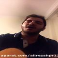 عکس گیتار زدن و خواندن مرد ایرانی