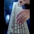عکس نواختن زیبای پیانو با کیبورد کامپیوتر