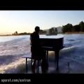 عکس پیانو زدن بسیار دیدنی و زیبا در وسط آب
