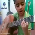 عکس نوازندگی و خوانندگی بسیار زیبای یک پسر بچه