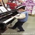 عکس والدین در فروشگاه مشغول خرید هستند ، پسر کوچک از فرصت استفاده کرده و پیانو می نوازد و چقدر عالی