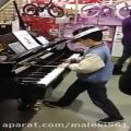 عکس والدین در فروشگاه مشغول خرید هستند ، پسر کوچک از فرصت استفاده کرده و پیانو می نوازد و چقدر عالی