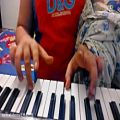 عکس اول پیانو زدن یک پسر با استعداد