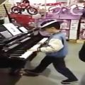 عکس پیانو زدن بچه در فروشگاه